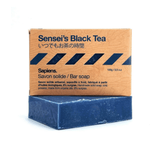 un savon solide homme "sensei's black tea" Sapiens, vue de face sur fond blanc