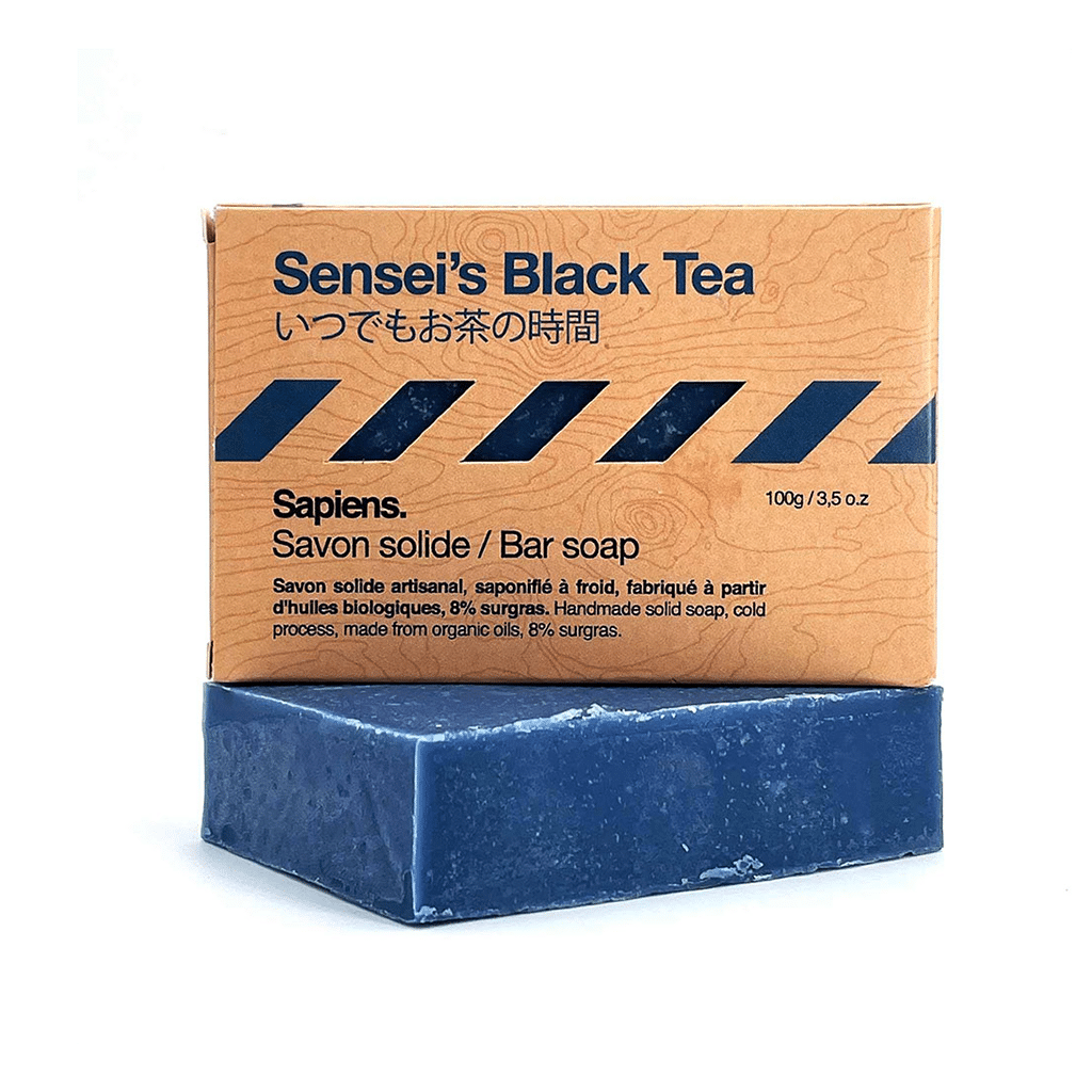 un savon solide homme "sensei's black tea" Sapiens, vue de face sur fond blanc