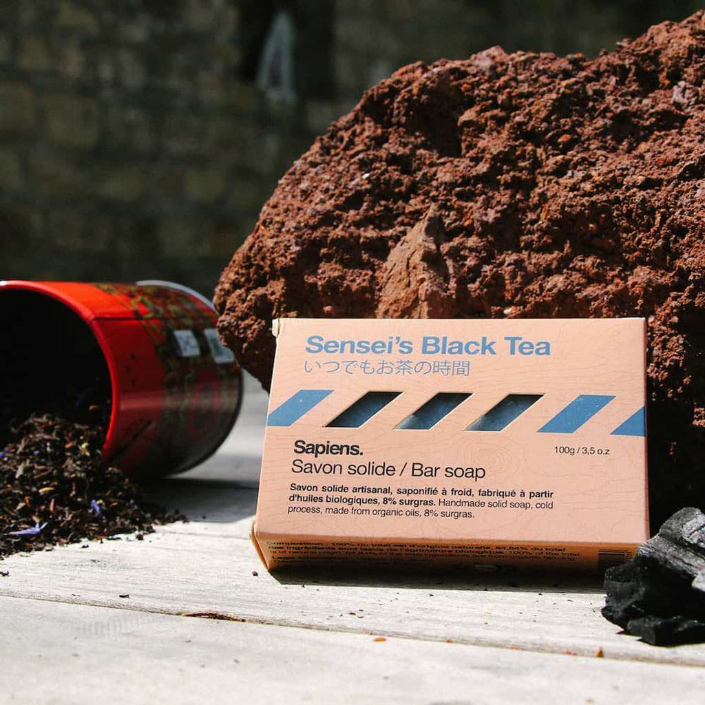 un savon solide homme "sensei's black tea" Sapiens, vue de face