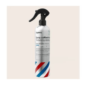 un spray coiffant texturant Sapiens, vue de face sur fond beige