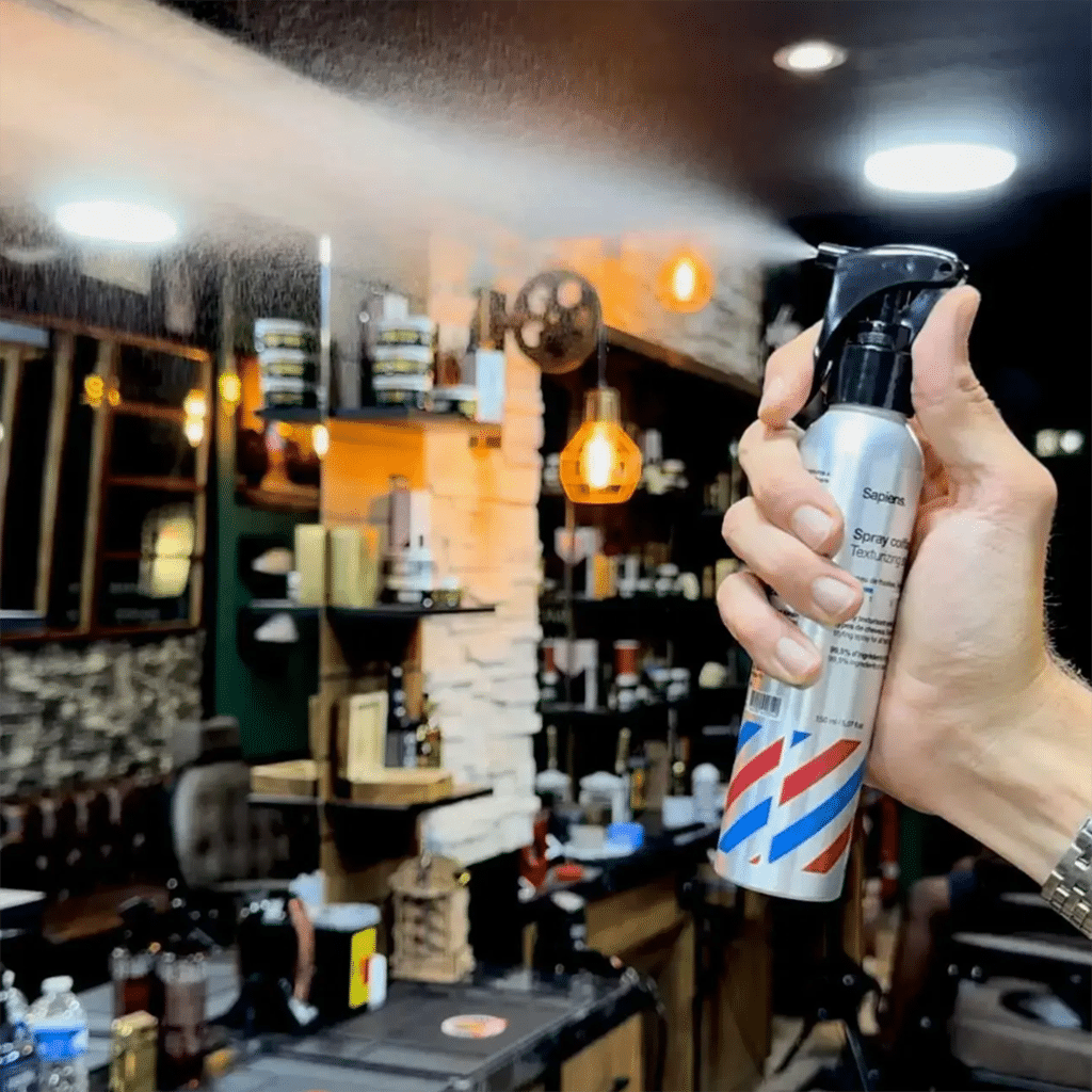 un spray coiffant texturant Sapiens, utilisé