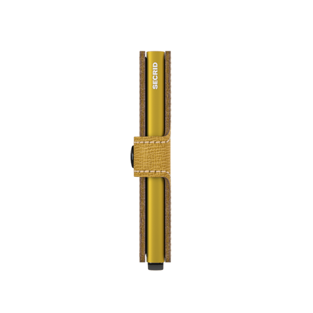 Miniwallet Crisple Ochre : Élégance et Compacité, Secrid, vue de côté sur fond beige