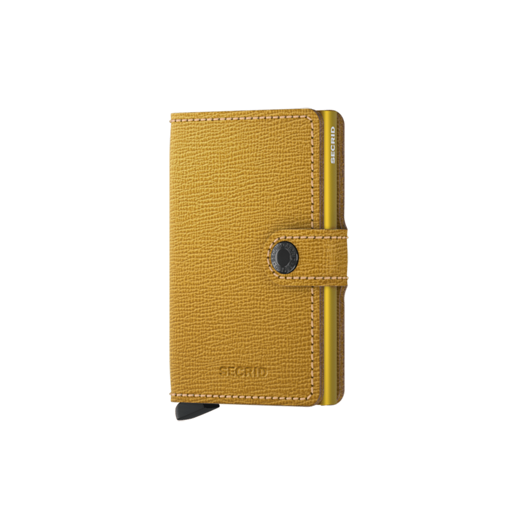 Miniwallet Crisple Ochre : Élégance et Compacité, Secrid, vue de face sur fond beige