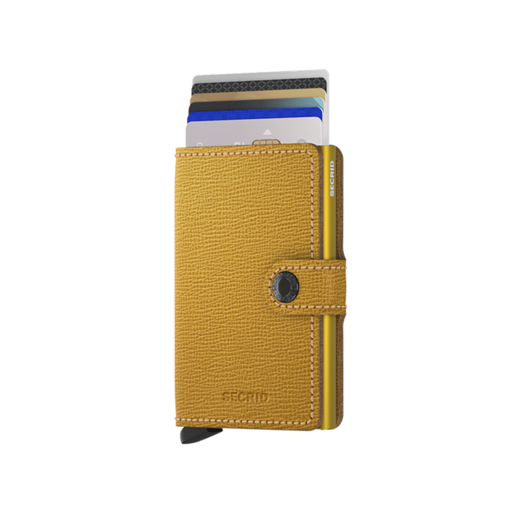 Miniwallet Crisple Ochre : Élégance et Compacité, Secrid, vue de face sur fond beige