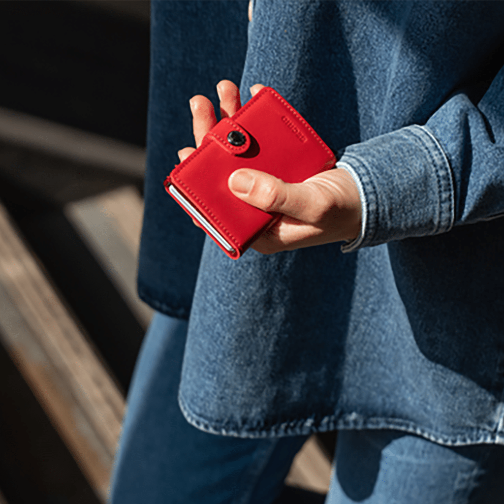 Miniwallet Original Red : Élégance et Compacité, Secrid, ambiance