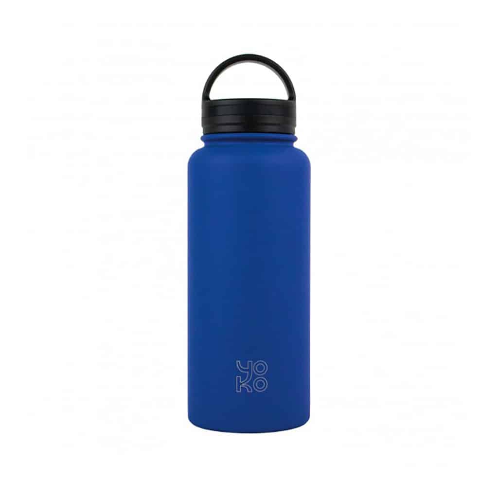 Une bouteille isotherme 1L noire Yoko, vue de face sur fond blanc