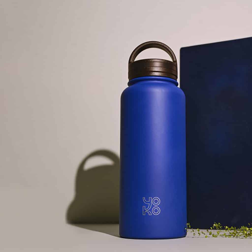 Une bouteille isotherme 1L noire Yoko, ambiance