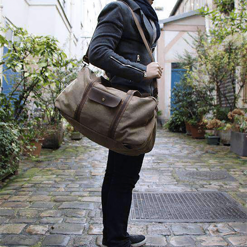 un sac de voyage "Tolbiac" olive, porté