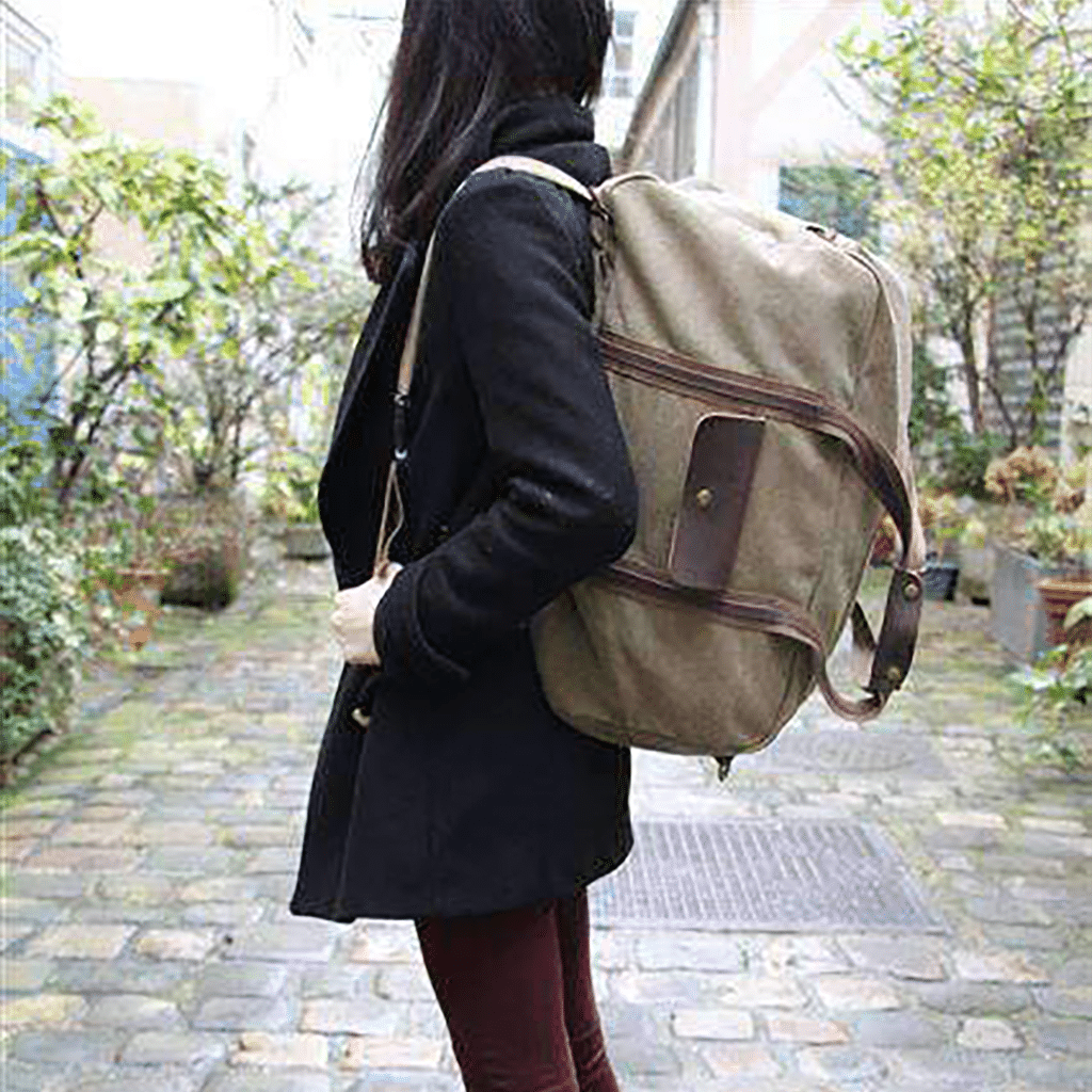 un sac de voyage "Tolbiac" olive, porté