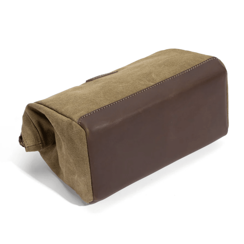 Trousse de toilette - Olive - ZEDE - Vue du dessous sur fond blanc