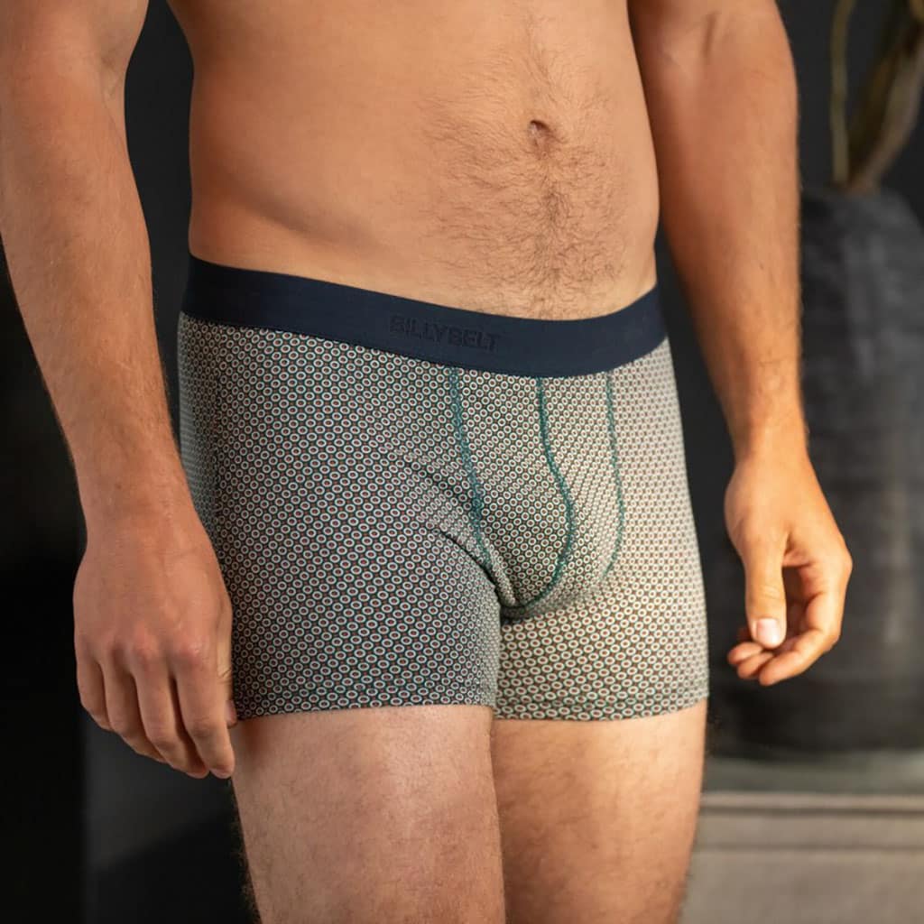 un boxer en coton biologique bleu marine et vert Billybelt, ambiance porté