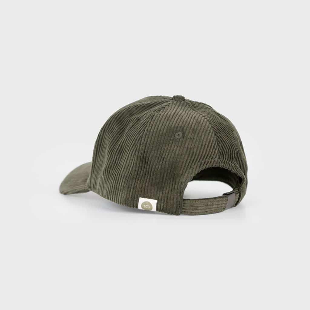 une casquette en velours kaki billybelt, vue de derrière sur fond blanc