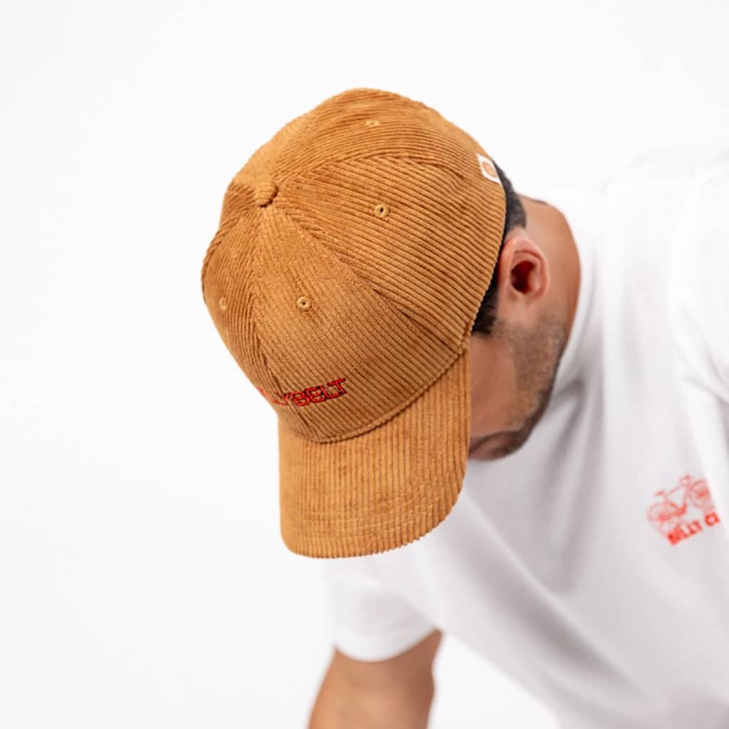 une casquette en velours marron billybelt, ambiance porté