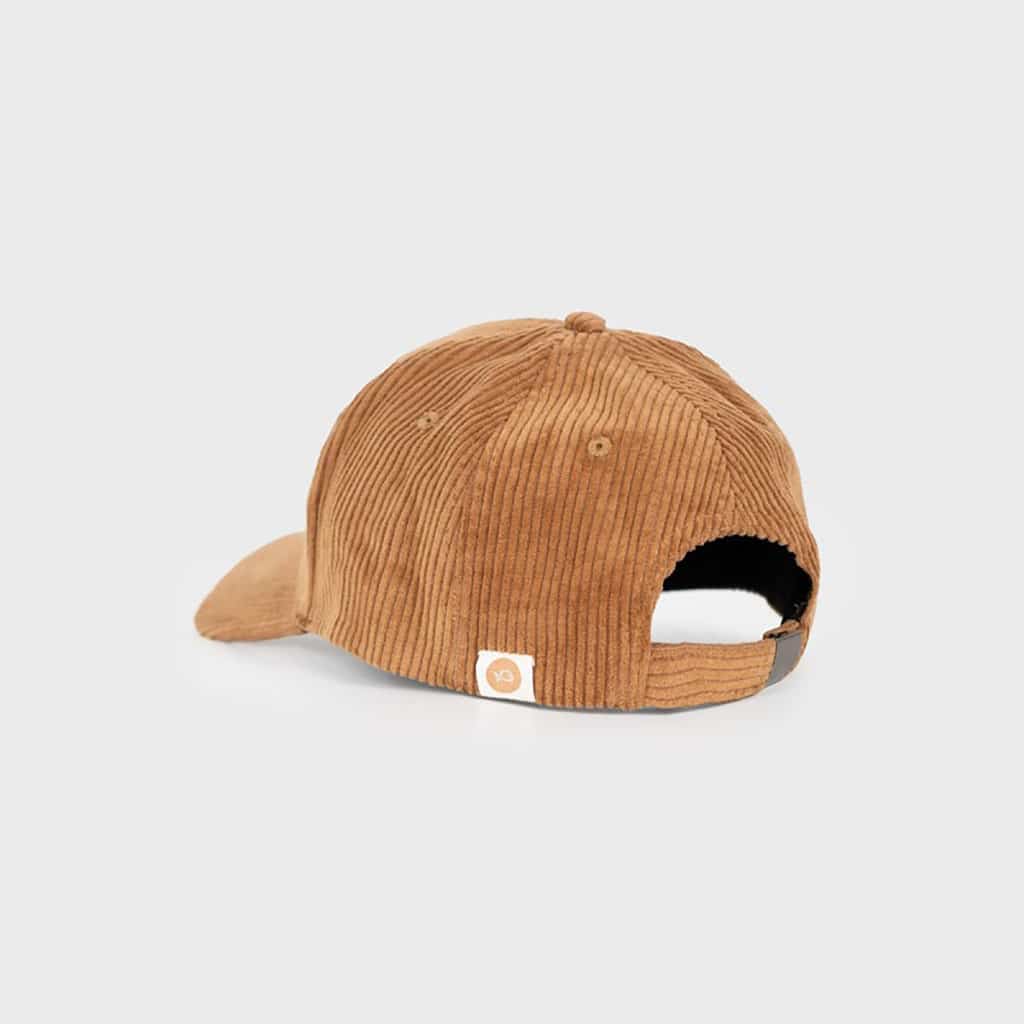une casquette en velours marron billybelt, vue de derrière sur fond blanc