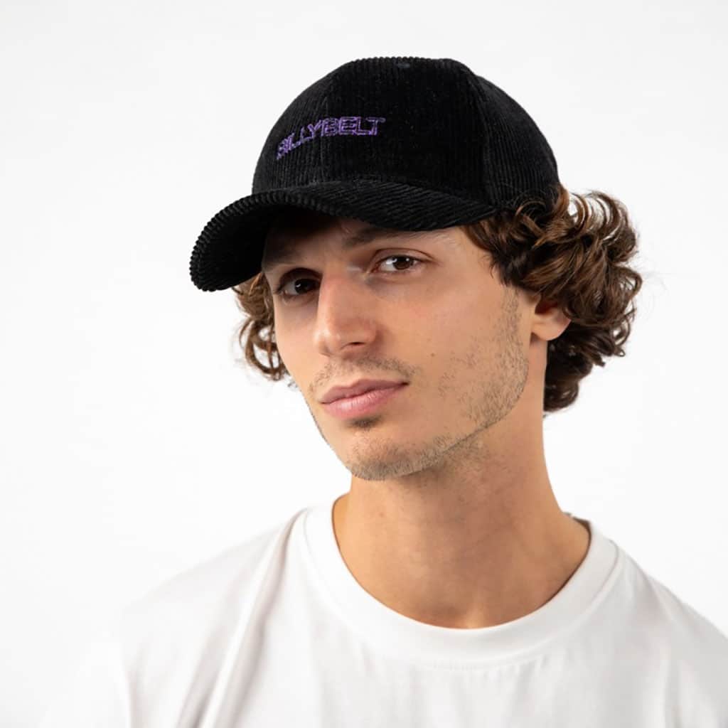 une casquette en velours noir billybelt, ambiance porté