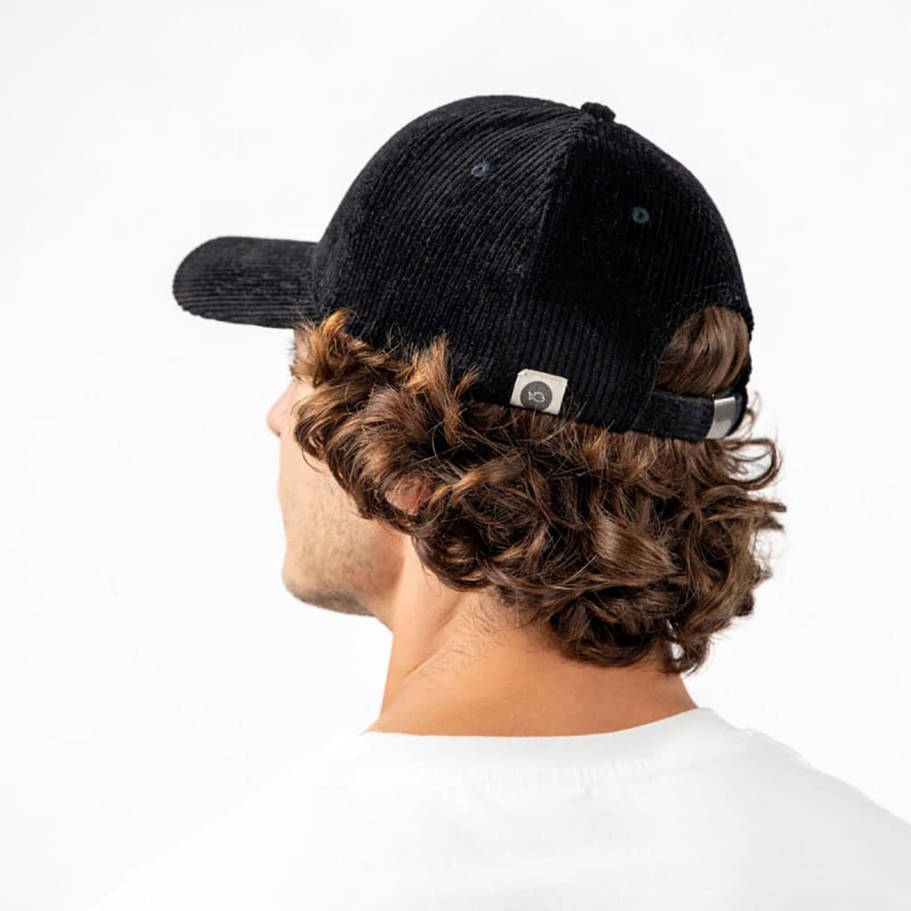 une casquette en velours noir billybelt, ambiance porté