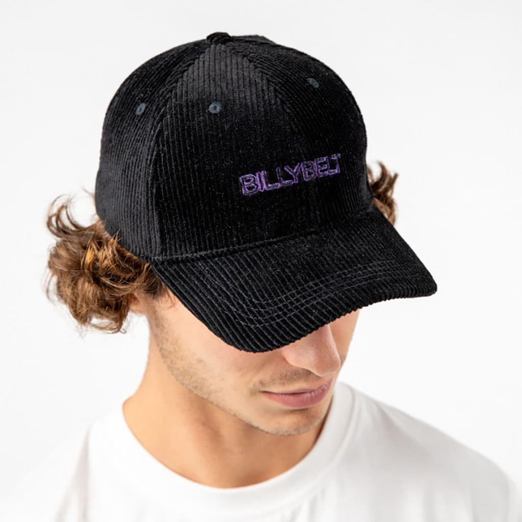 une casquette en velours noir billybelt, ambiance porté