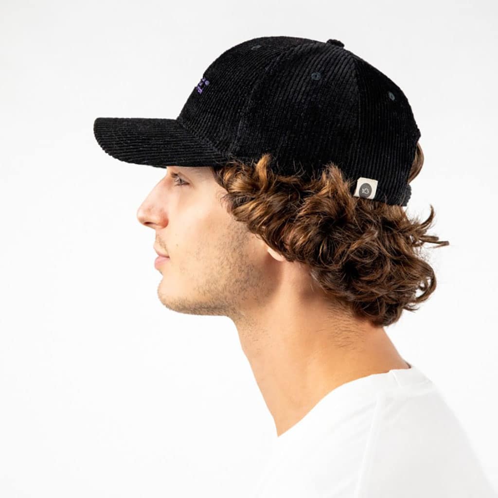 une casquette en velours noir billybelt, ambiance porté