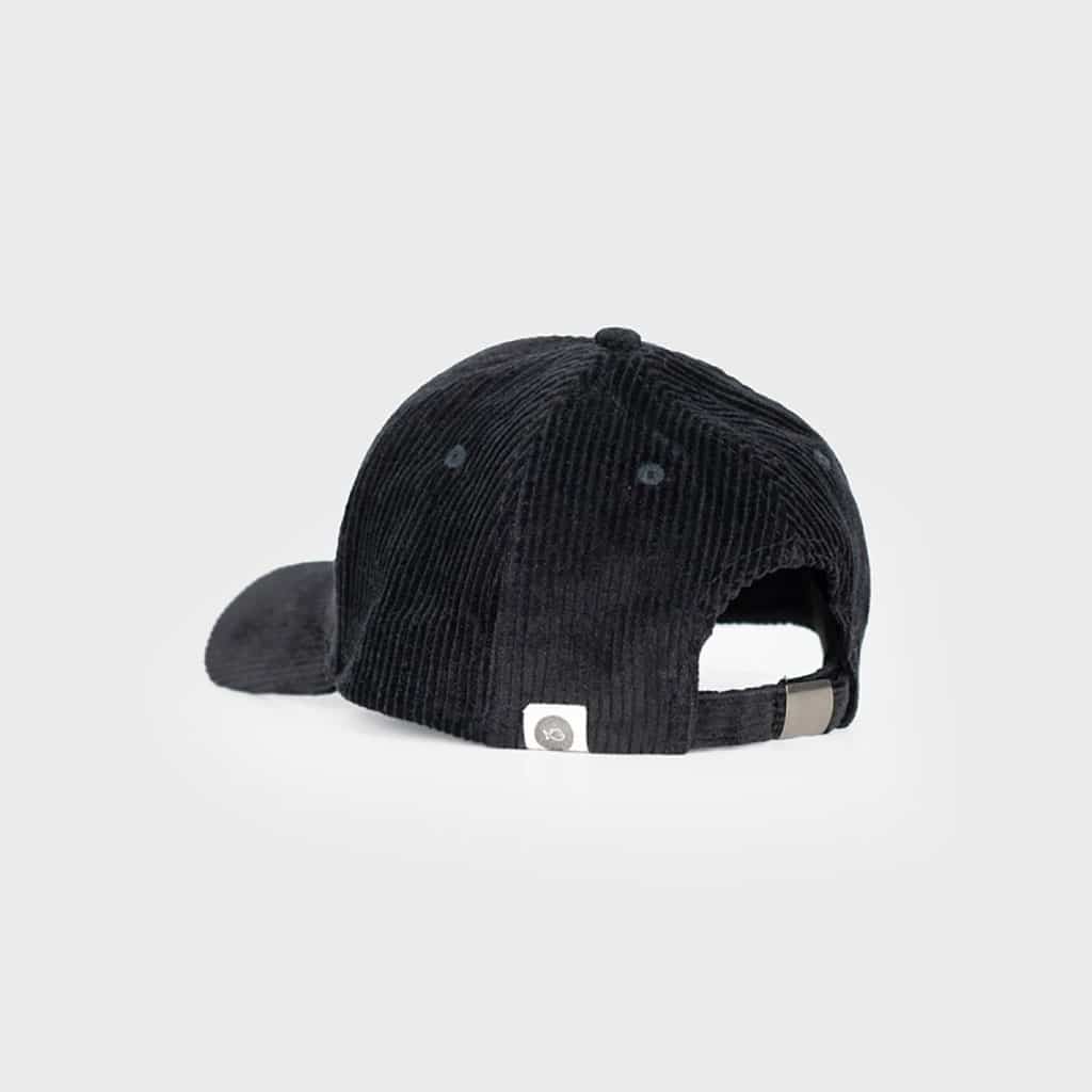 une casquette en velours noir billybelt, vue de derrière sur fond blanc