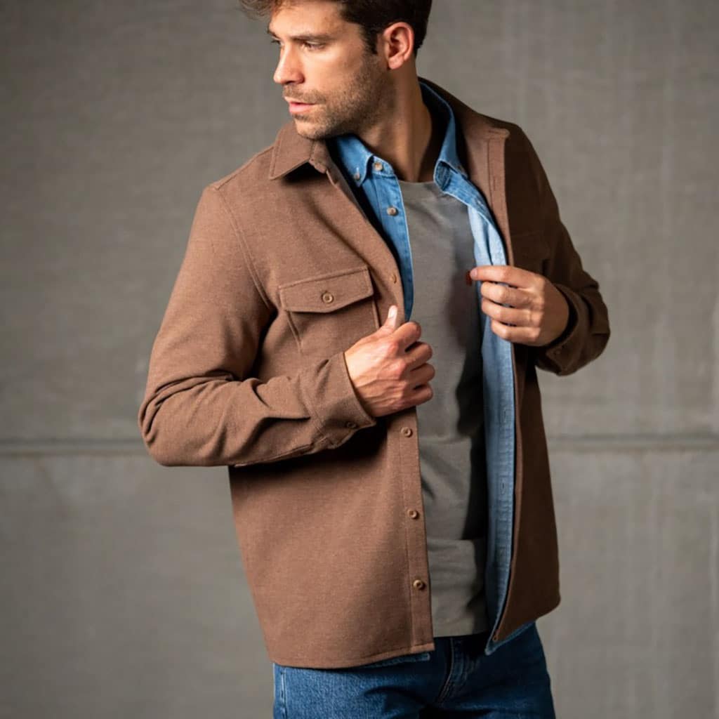 une surchemise en maile infroissable marron Billybelt, ambiance porté
