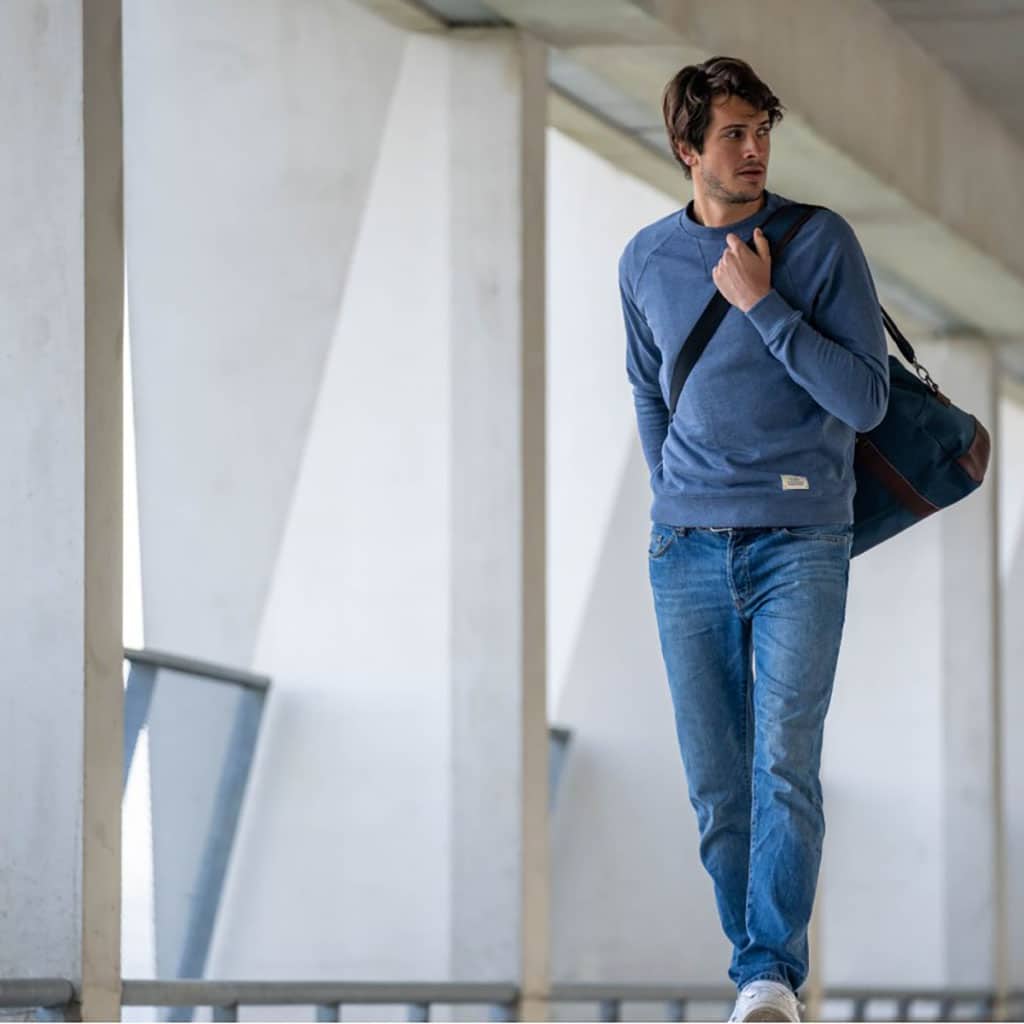 Un sweatshirt bleu chiné Billybelt, ambiance porté