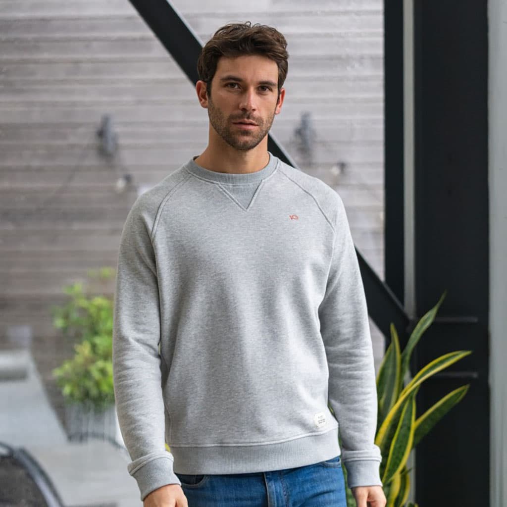 Un sweatshirt gris claire chiné Billybelt, ambiance porté