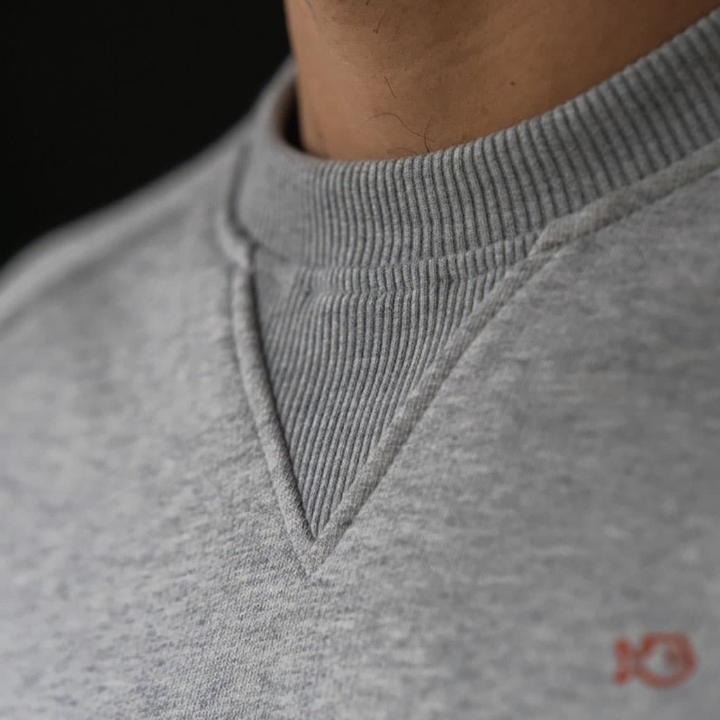 Un sweatshirt gris claire chiné Billybelt, ambiance porté