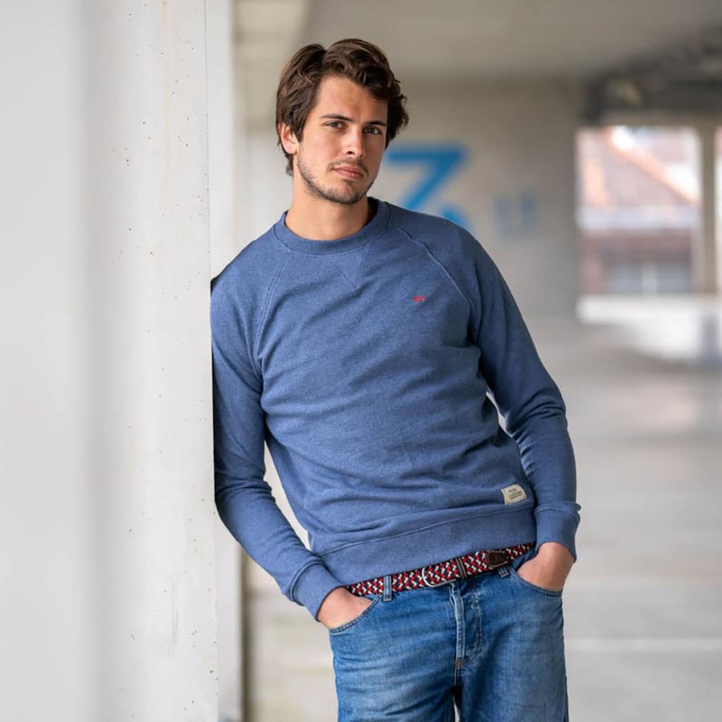 Un sweatshirt bleu chiné Billybelt, ambiance porté