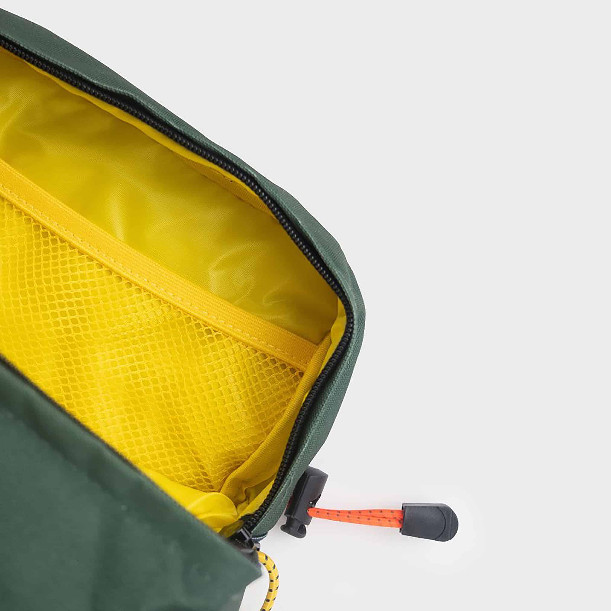 une trousse de toilette green blue Billybelt, vue ouverte sur fond blanc