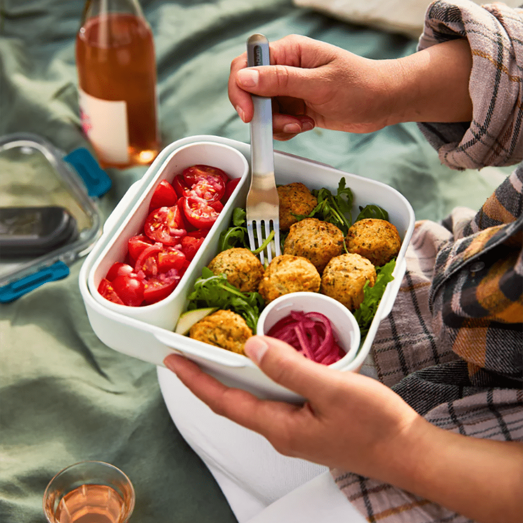 une boîte à déjeuner olive Black+Blum, utilisée