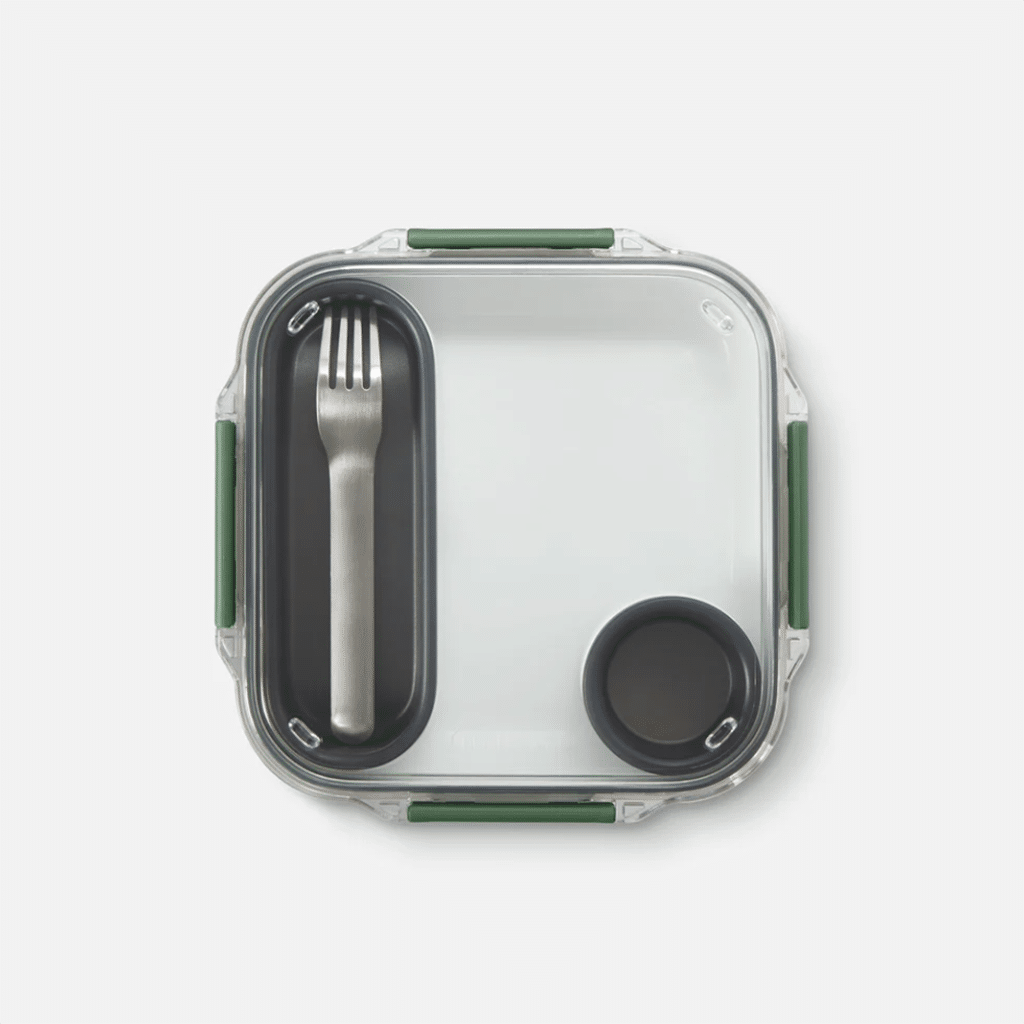 une boîte à déjeuner olive Black+Blum, vue de face sur fond blanc