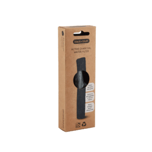 un filtre à eau au charbon Black+Blum, vue de face sur fond blanc