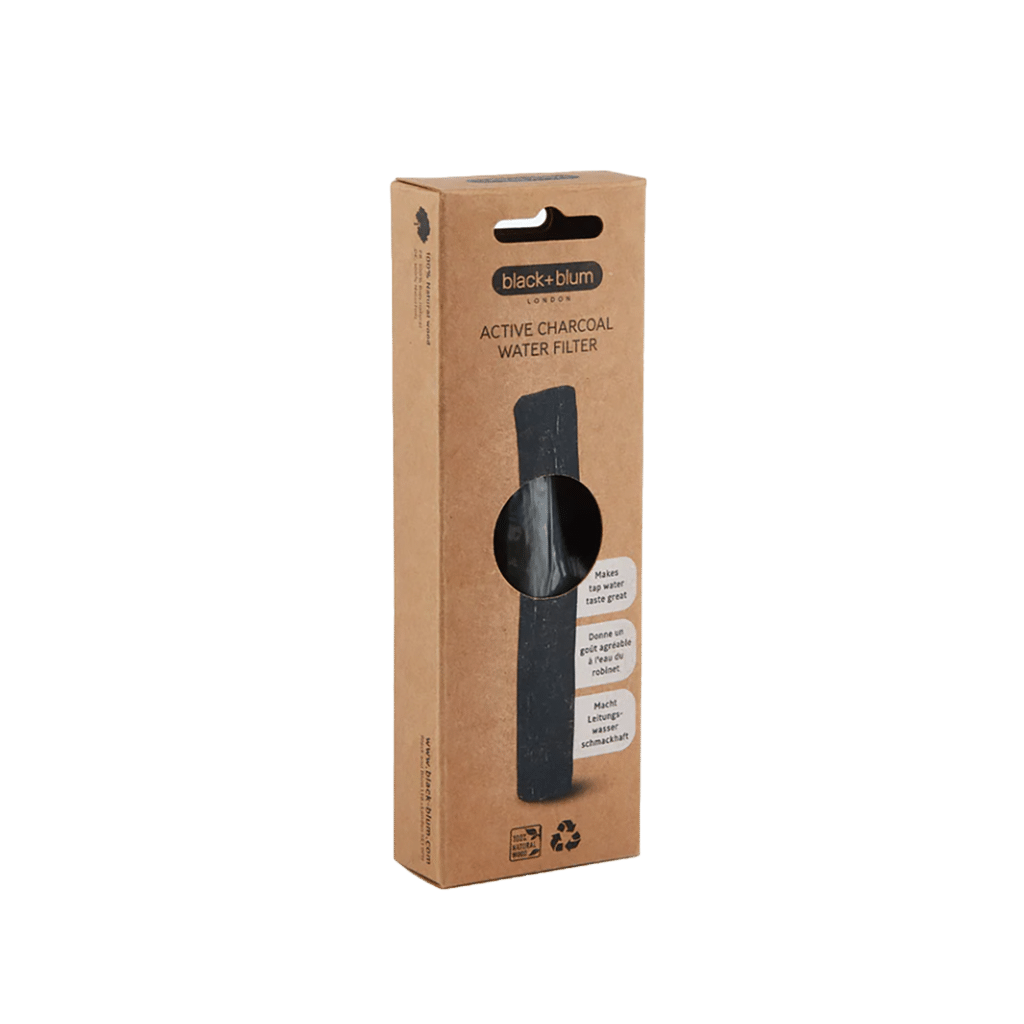 un filtre à eau au charbon Black+Blum, vue de face sur fond blanc