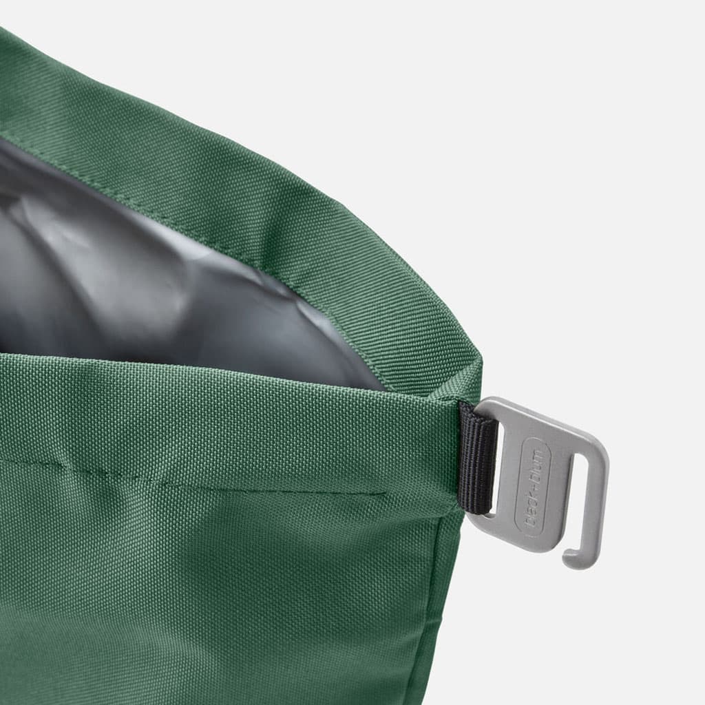 un lunch bag isotherme olive Black+Blum, vue de face sur fond blanc