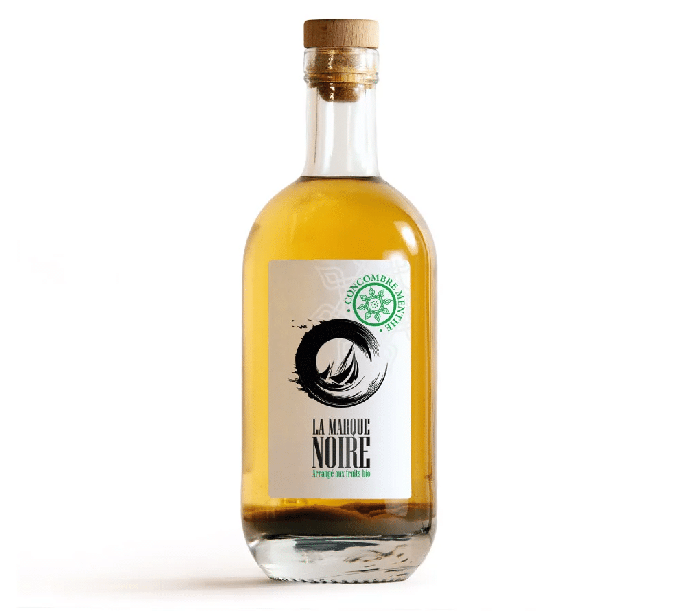 Spiritueux - Rhum arrangé Concombre Menthe – 70 cl – La Marque Noire - Vu de face sur fond blanc