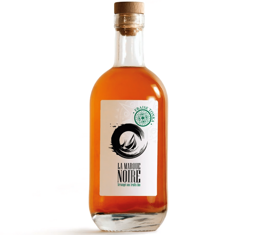 Spiritueux – Rhum arrangé Fraise Tonka – 70 cl – La Marque Noire - Vu de face sur fond blanc