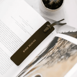 un marque page en cuir "Binge Reading", vue de face sur fond blanc