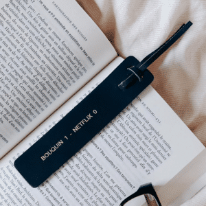 un marque page en cuir bouquin Okuri, vue de face