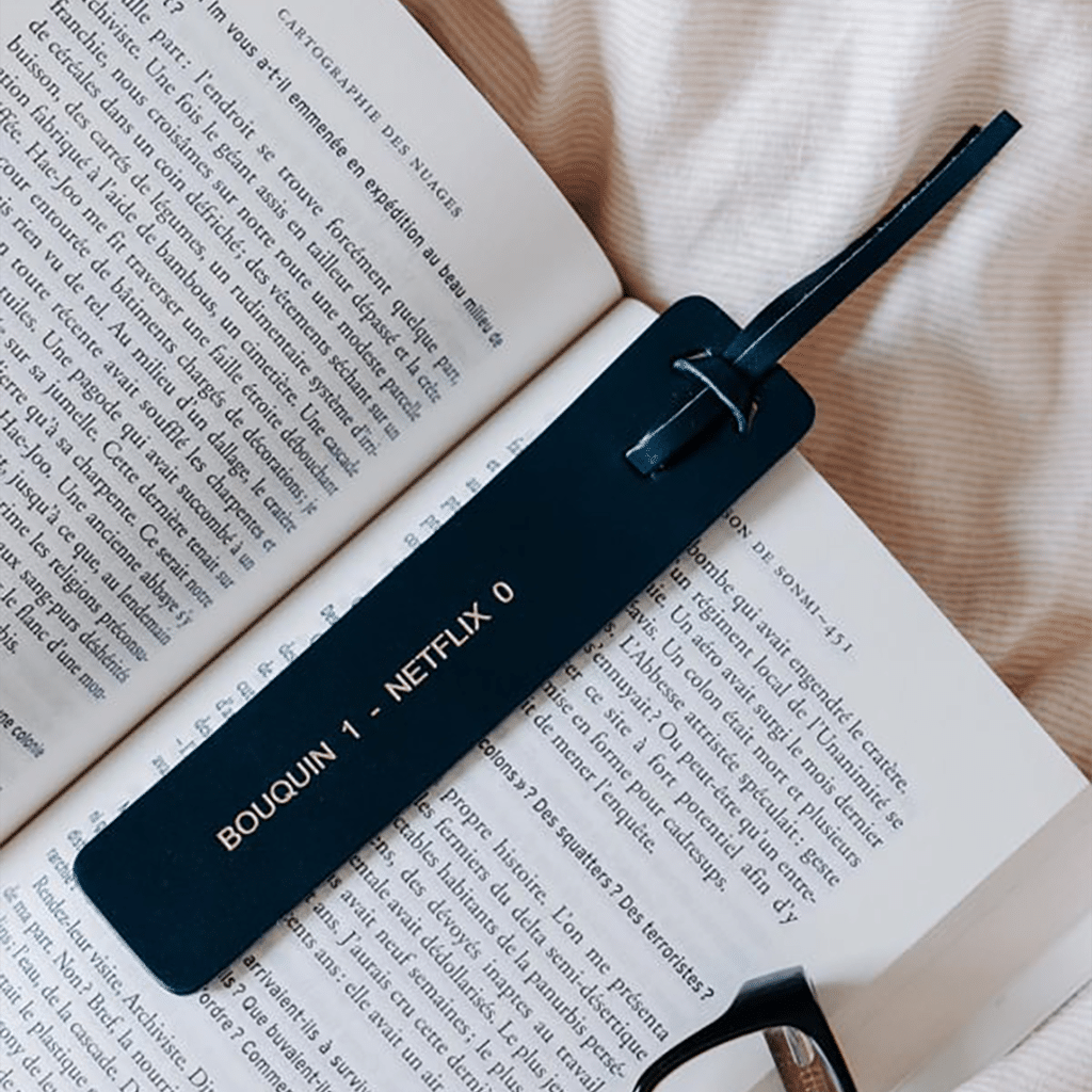 un marque page en cuir bouquin Okuri, vue de face