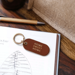 un porte-clés home sweet home Affaire de famille, vue de face sur fond blanc