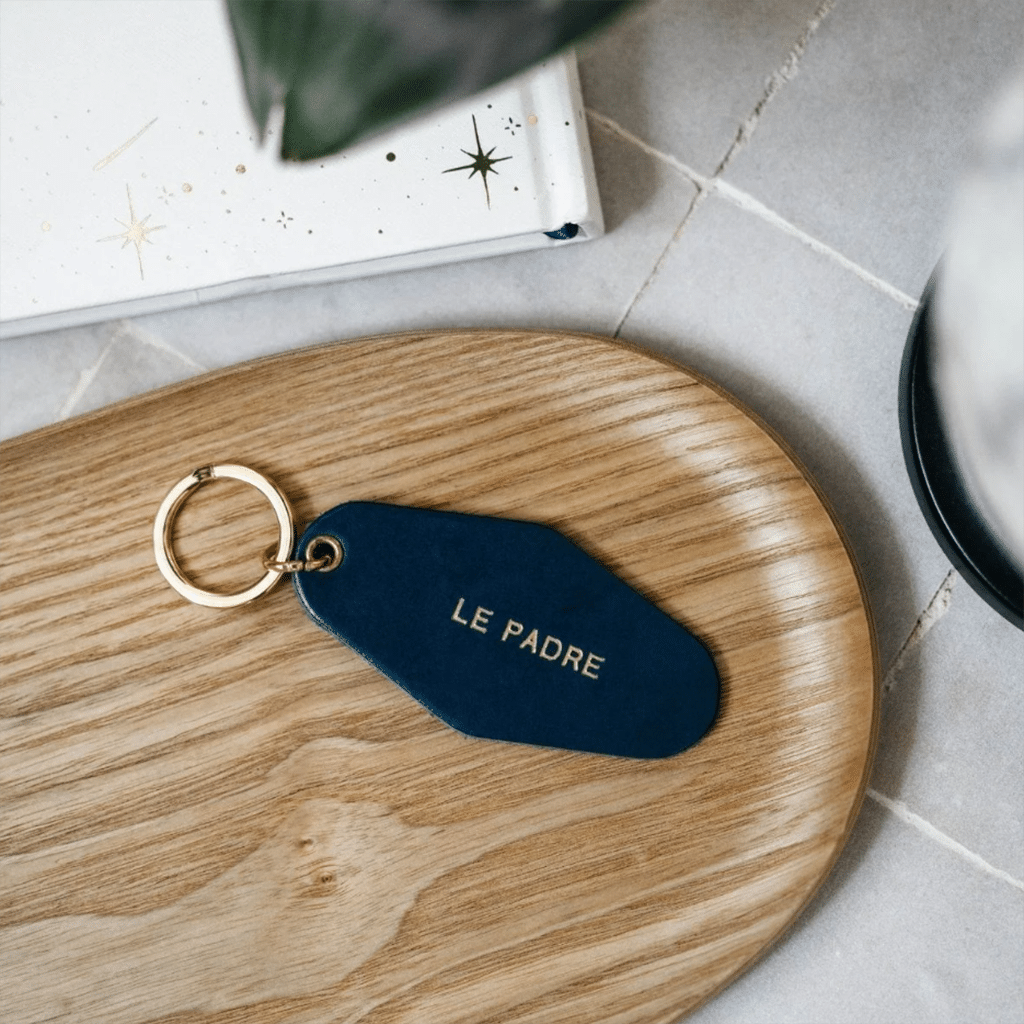 un porte-clés en cuir le padre Affaire de famille, vue de face