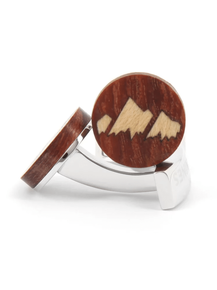 Boutons de manchette en bois – Monument Valley - The Nines - Vus de face et de côté sur fond blanc