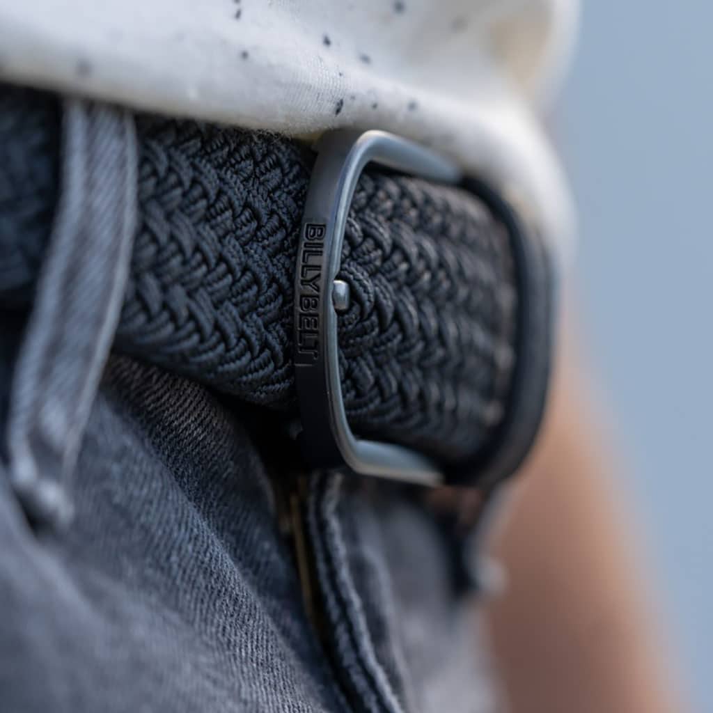 Une ceinture "All black" tressé élastique Billybelt, ambiance porté
