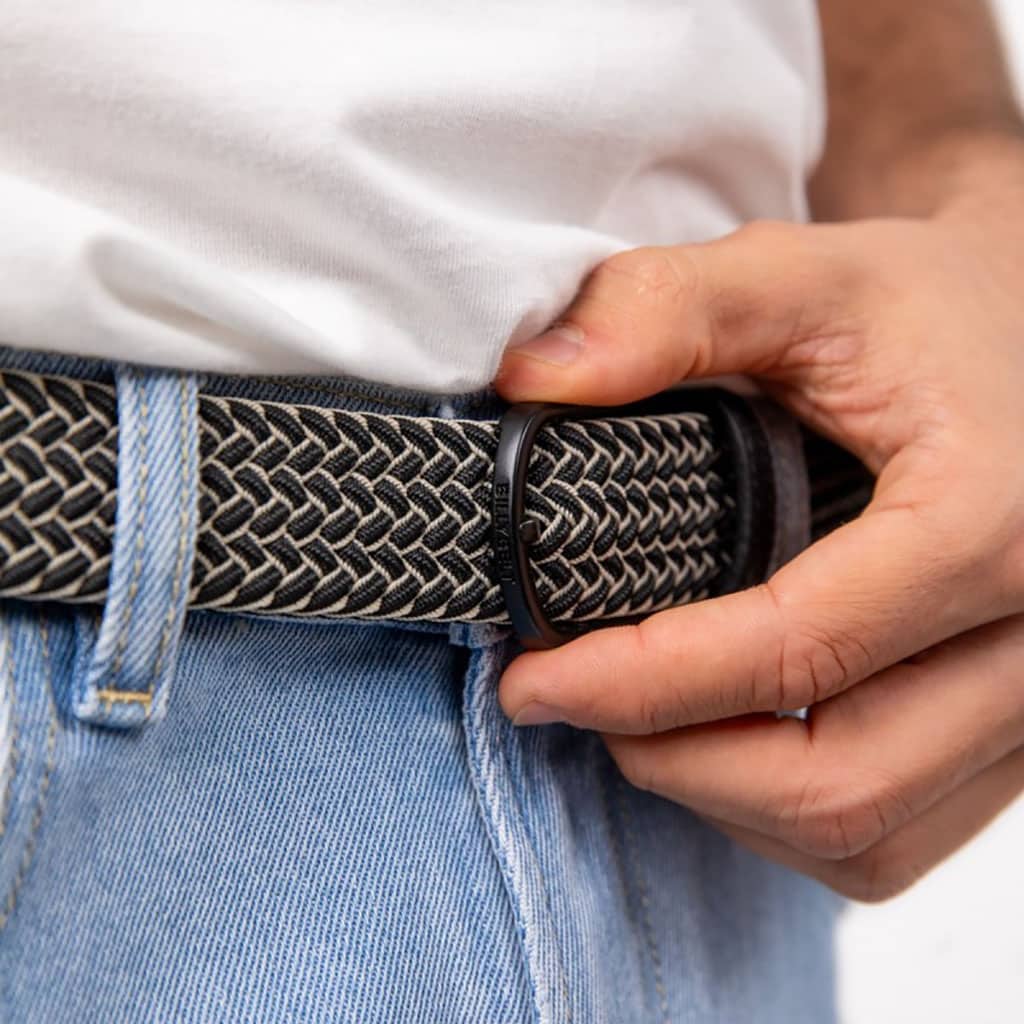 Une ceinture tressé élastique "Haka" Billybelt, ambiance porté