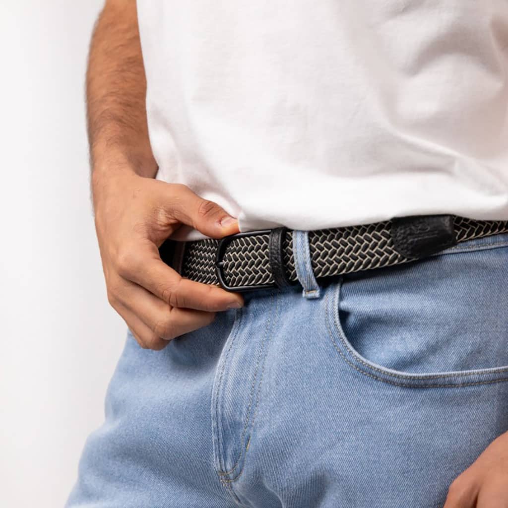 Une ceinture tressé élastique "Haka" Billybelt, ambiance porté