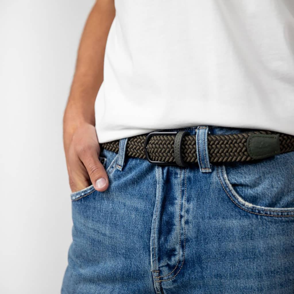 Une ceinture tressé élastique "Sherwood" Billybelt, ambiance porté