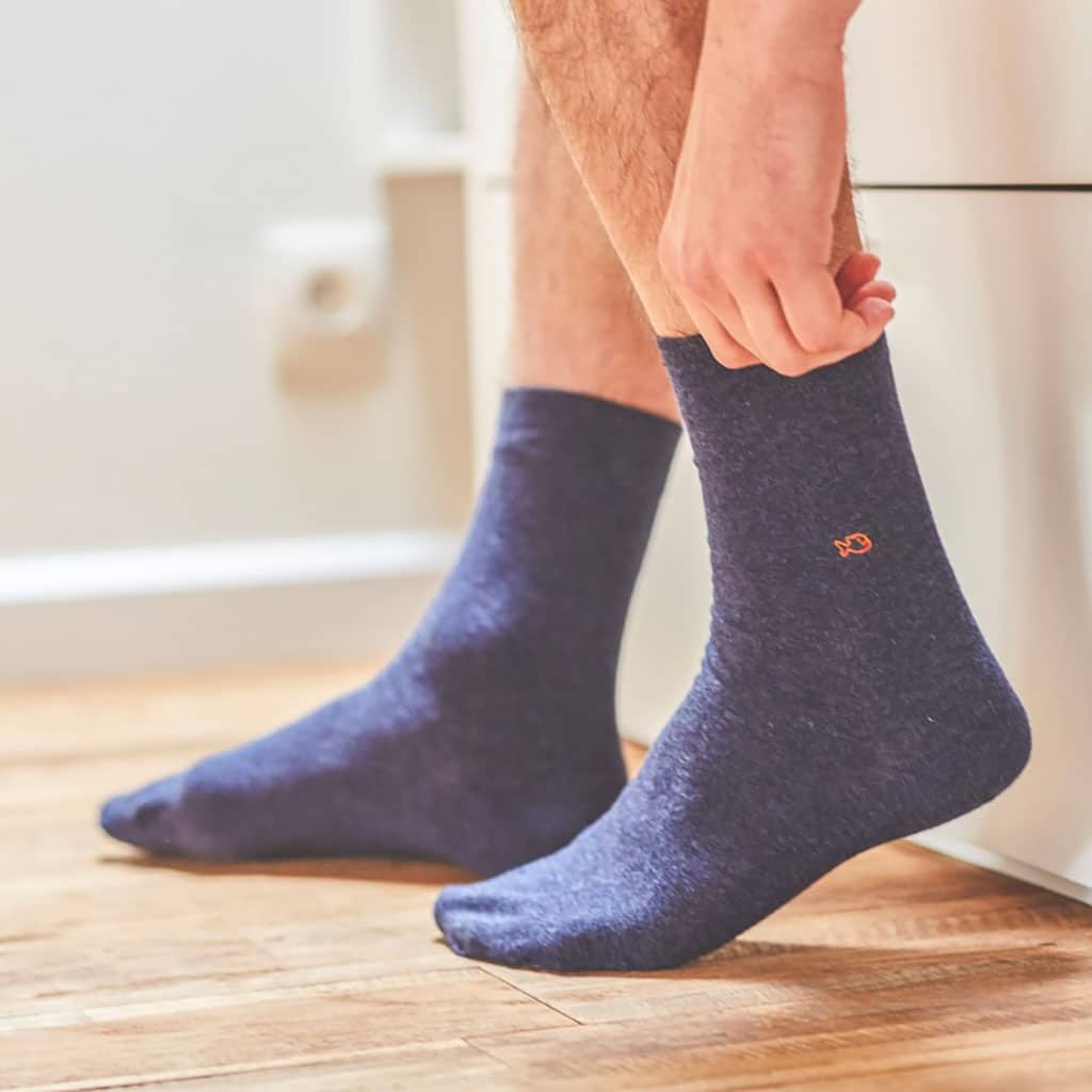 Une paire de chaussette en coton bleu chiné Billybelt, ambiance porté
