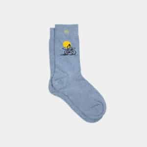 Une paire de chaussettes en coton peigne motifs surfeur Billybelt, vue de face sur fond blanc