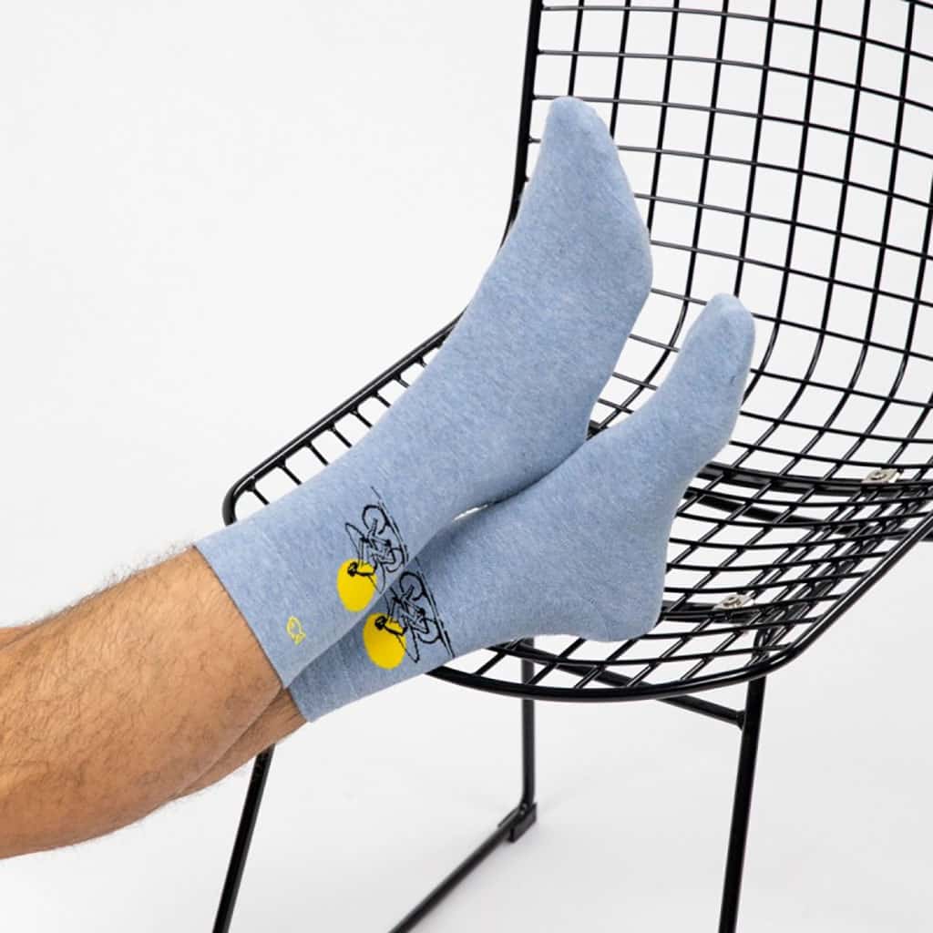 Une paire de chaussettes en coton peigne motifs surfeur Billybelt, ambiance porté