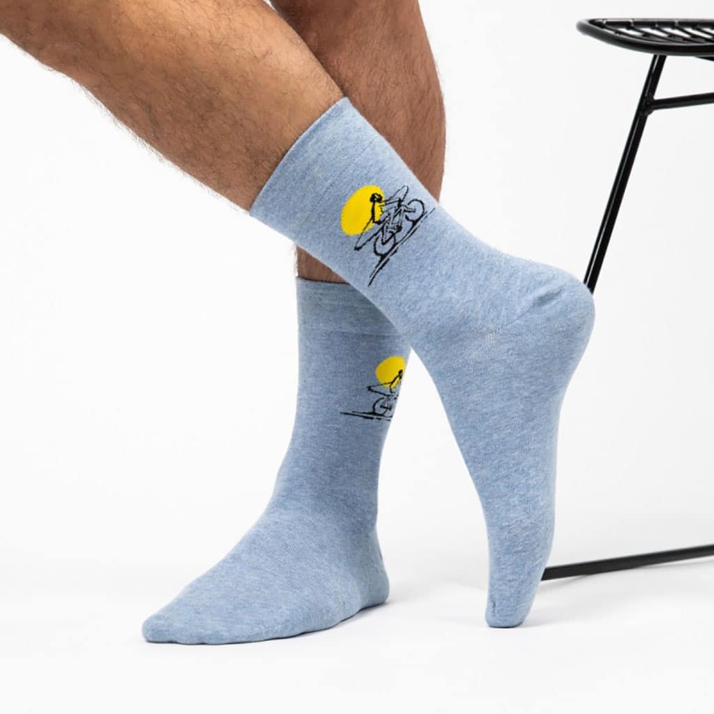 Une paire de chaussettes en coton peigne motifs surfeur Billybelt, ambiance porté